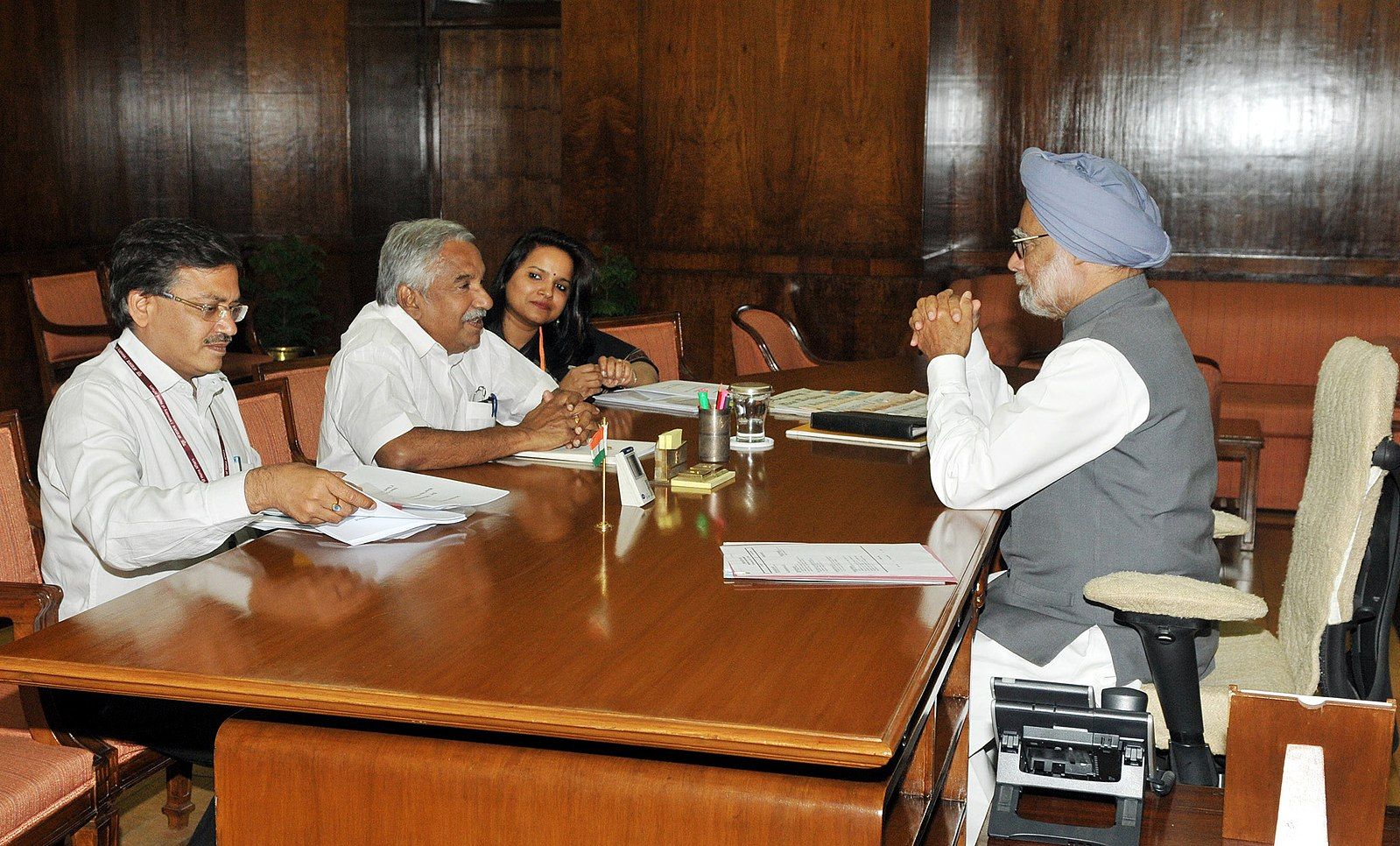 The_Chief_Minister_of_Kerala_Shri_Oommen_Chandy_meeting_the_Prime_Minister_Dr._Manmohan_Singh_in_New_Delhi_on_March_13_2013-300x181 (1).jpg